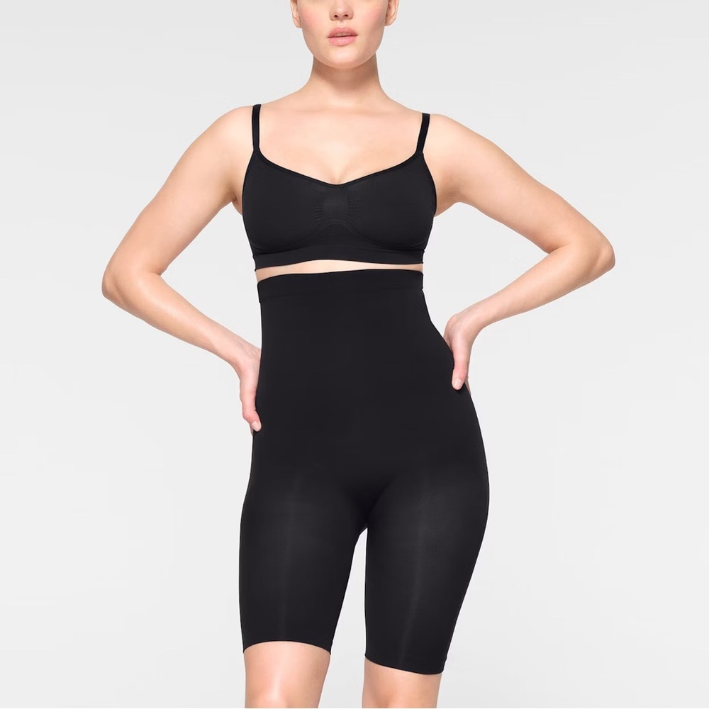SKIMS Onyx Black Sculpting High Waisted Above the knee Shaping Mid Thigh Size M